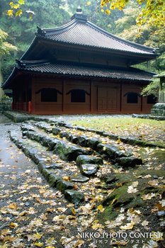 晩秋雨の開山堂