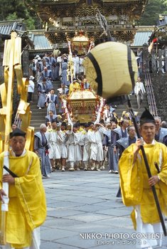 陽明門を出てお渡りになる神輿