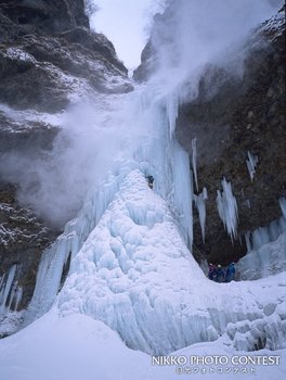 雪煙舞うピラミッドに挑む