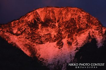 朝焼けの金精山