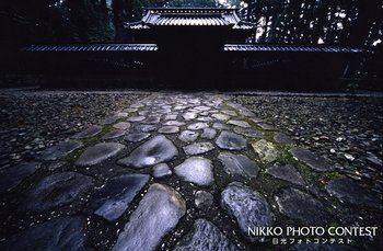 雨あがりの石畳