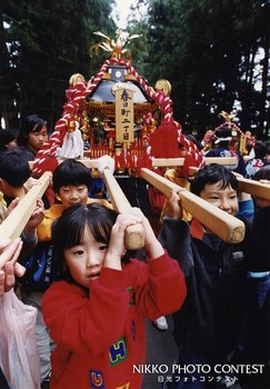 出発を待つ子どもみこし