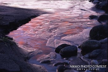 朝焼けの水辺