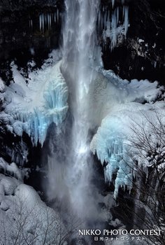 氷翼抱水