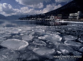 厳寒の湖