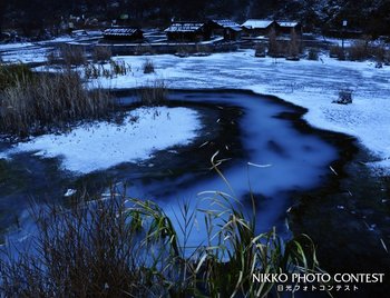 湯畑　初雪の朝