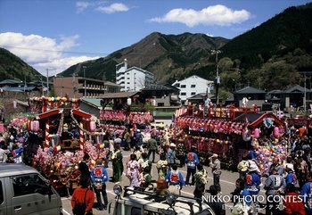 町が踊る日