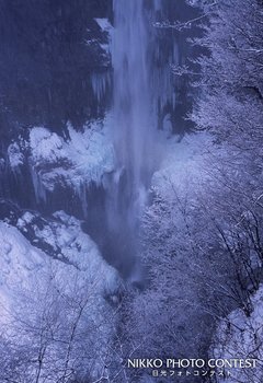 雪にけむる