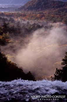 湯滝霧湧く