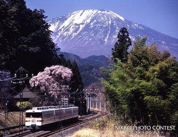 春の男体山