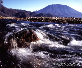 男体山を望む流れ